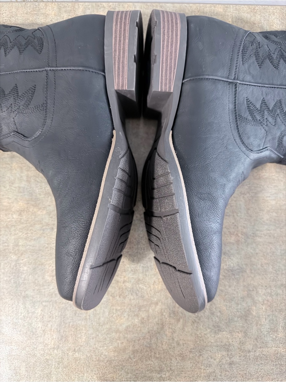 Black Western Cowboy Boots with Decorative Stitching - Picture 3 of 4